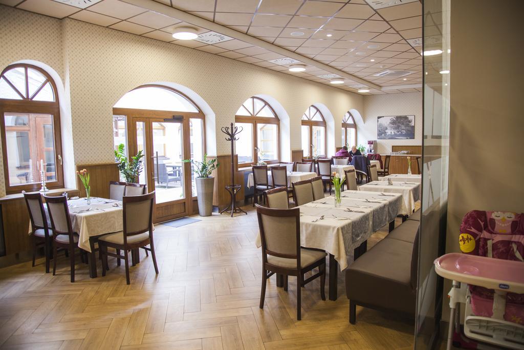 Zlaté Moravce Hotel Eminent מראה חיצוני תמונה