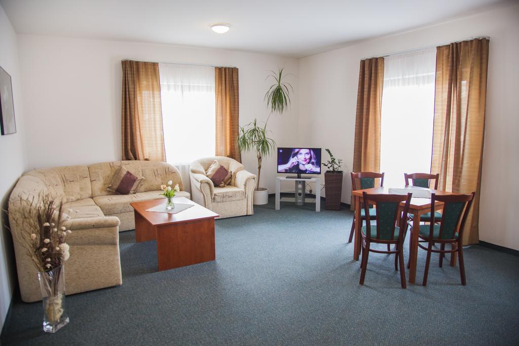 Zlaté Moravce Hotel Eminent מראה חיצוני תמונה