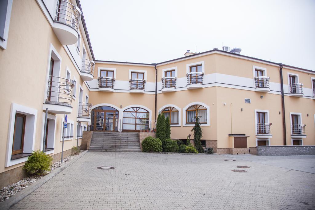 Zlaté Moravce Hotel Eminent מראה חיצוני תמונה